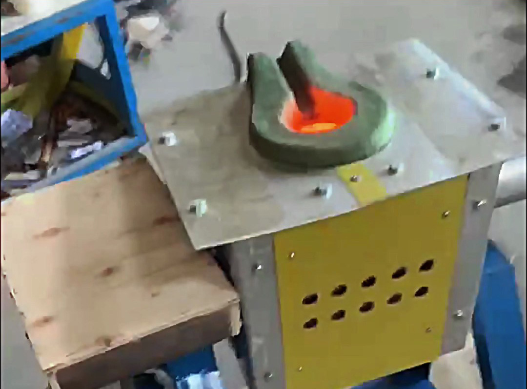 熔金熔铜熔铝都不在话下！这款中频熔炼炉高效可靠，厂家直供！