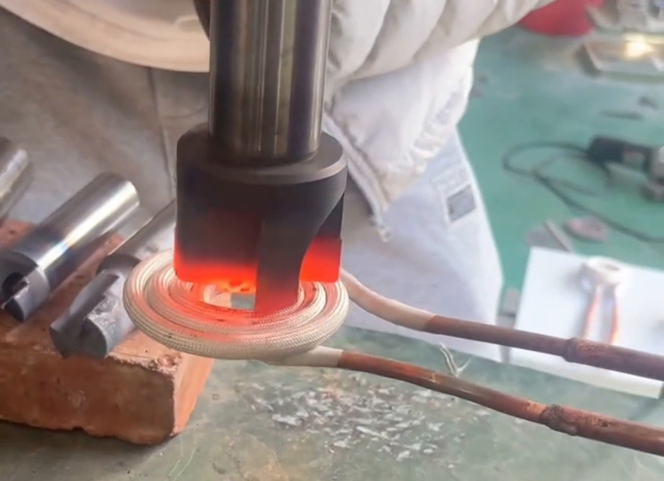 揭秘小型高频加热机的神奇操作！钻头合金热取速度超乎想象！
